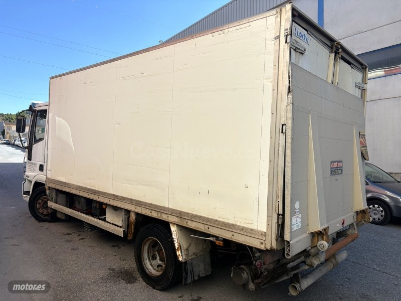 Camión Iveco Eurocargo caja cerrada en Otura - foto 5