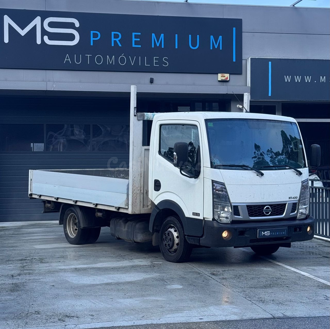 Nissan NT400 CABSTAR CAJA FIJA | 130CV | CHASIS CORTO | CAJA 3,45X2,07m | NACIONAL