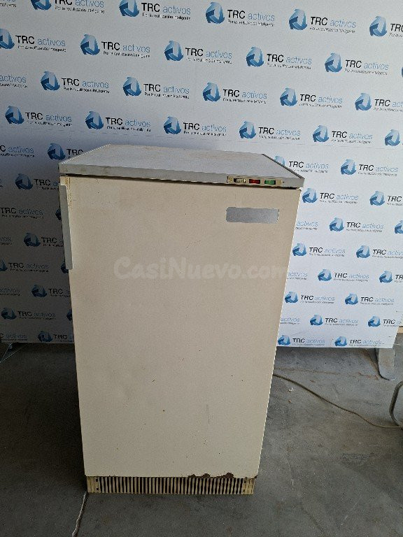 Congelador vertical blanco compacto en L’Aldea