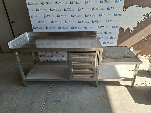 Mesa de trabajo industrial acero inoxidable para cocina profesional en L’Aldea