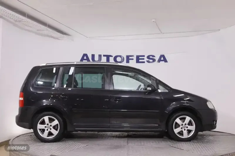 Volkswagen Touran - foto 2