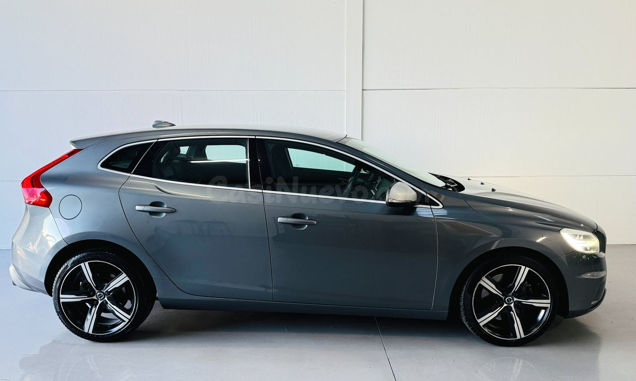 Volvo V40 2.0 D3 150cv R-Design Momentum en Arroyomolinos - foto 3