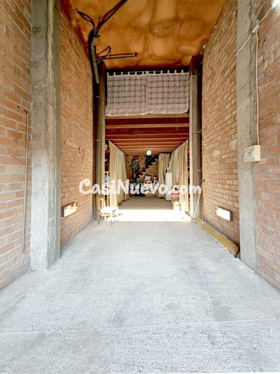 ¡Oportunidad Única! Práctico almacén a pie de calle en la mejor ubicación de La Bordeta.