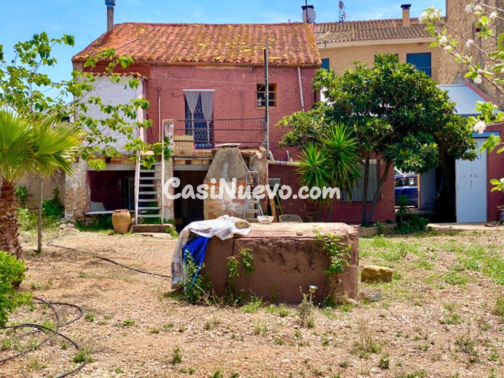 Casa de pueblo con gran terreno