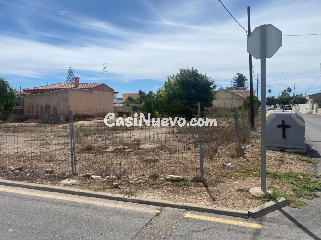 Fantástica parcela esquinera en la Cava