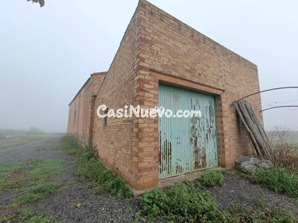 Finca de regadío con almacenes en venta en Alcoletge.