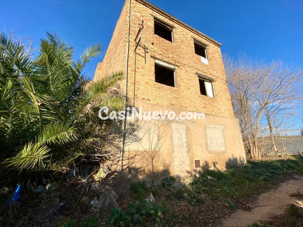 Masía de planta baja y dos pisos en el campo a 5 min del pueblo