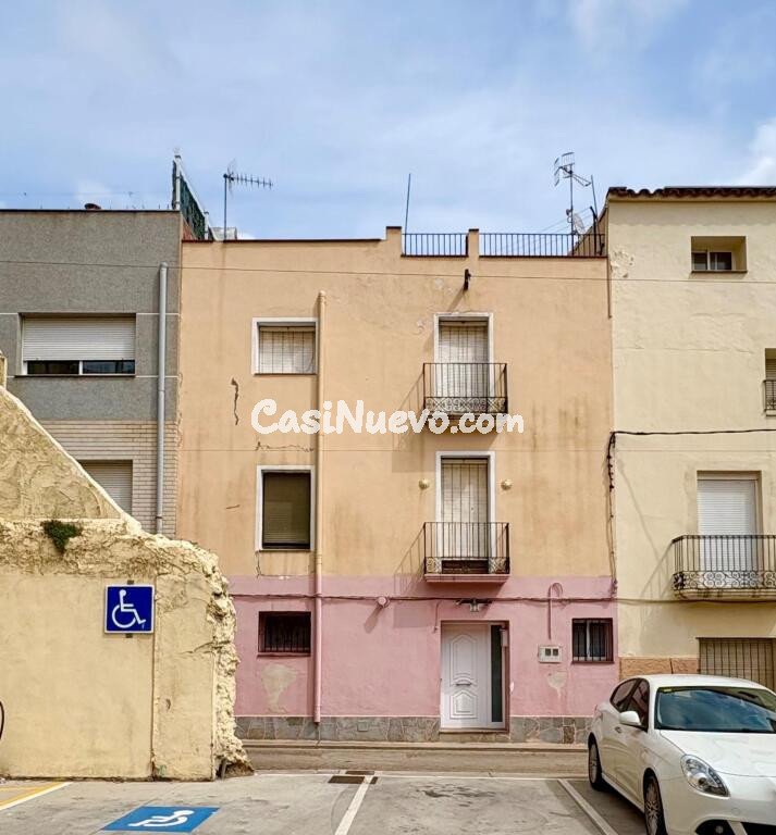 Gran casa de pueblo a dos calles en el centro