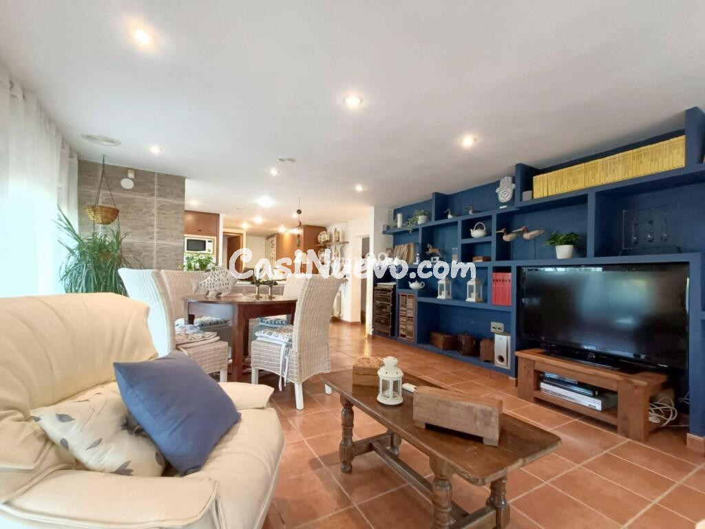 ¡Oportunidad única! Espectacular casa con piscina y vistas en Alcoletge