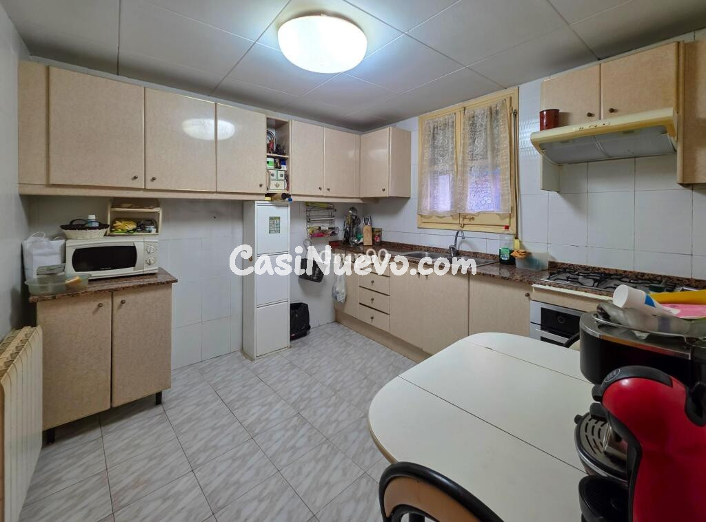 ¡Descubre esta casa de 3 plantas en el centro de Rosselló!