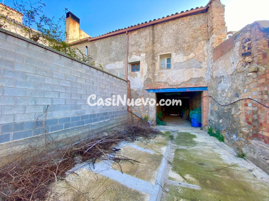 Casa con patio, piso y desván en Sarroca de Lleida