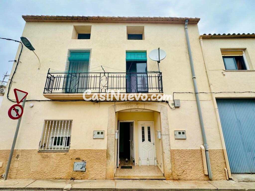 Casa con tres viviendas en Santa Bárbara