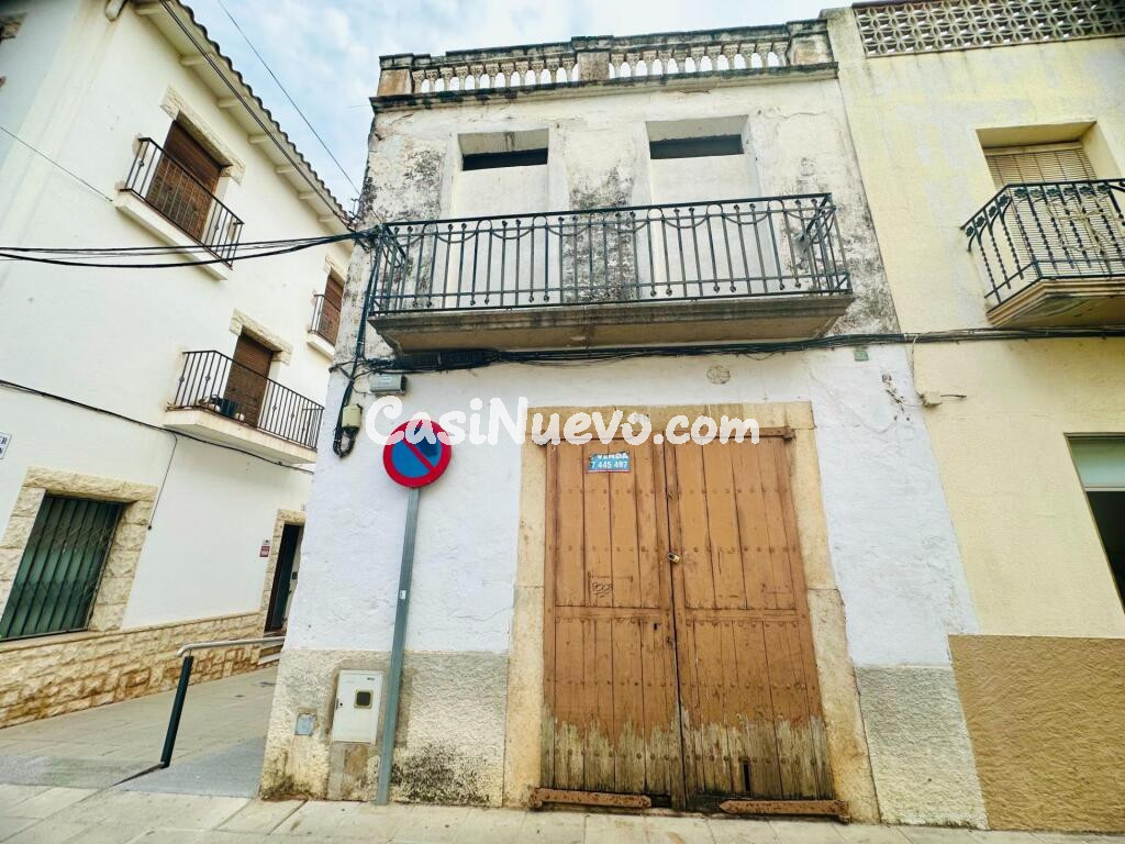 Casa esquinera para reformar en el centro del pueblo