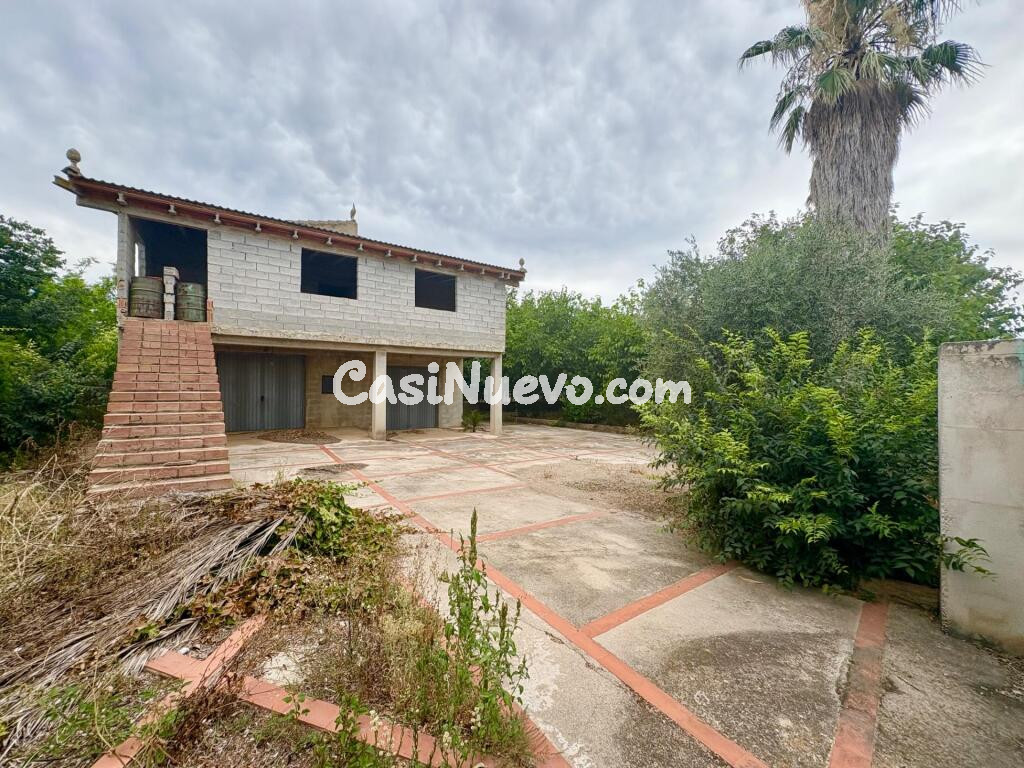 Finca con casa para terminar y nave en Jesús