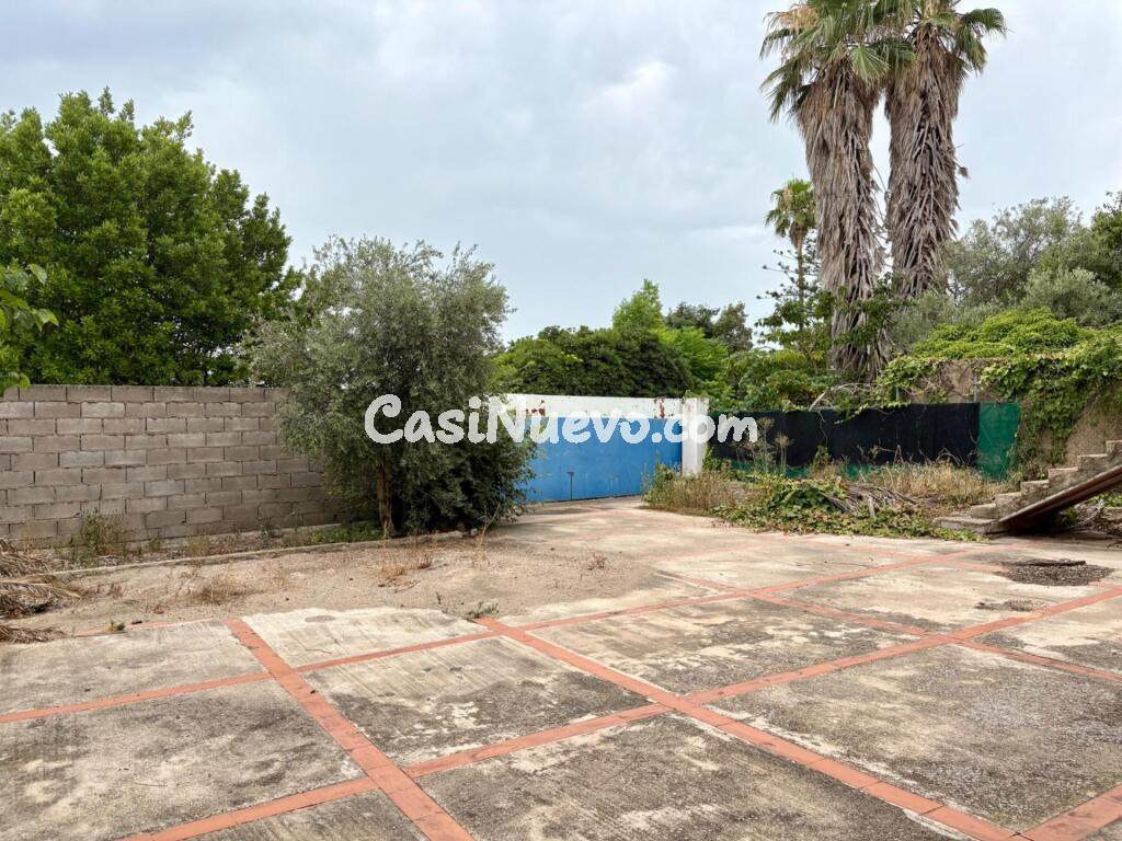 Finca con casa para terminar y nave en Jesús
