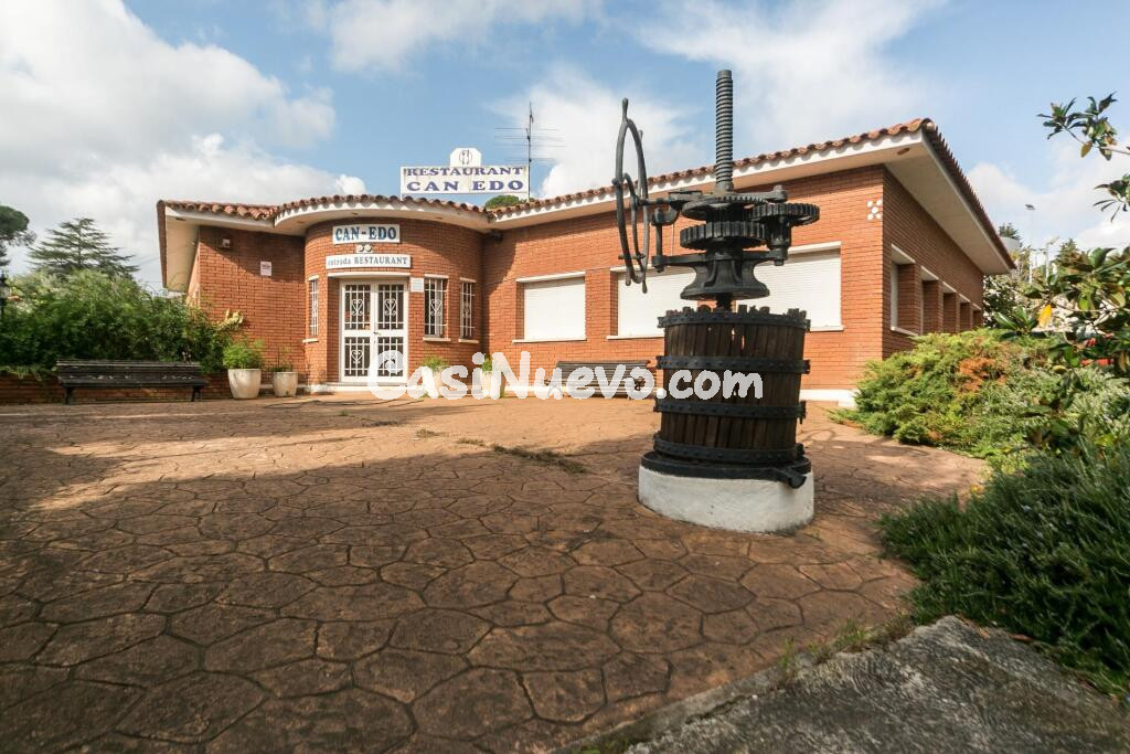 Gran complejo a pie de AP-7 en Bellaterra