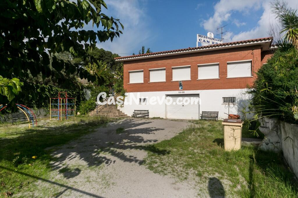 Gran complejo a pie de AP-7 en Bellaterra