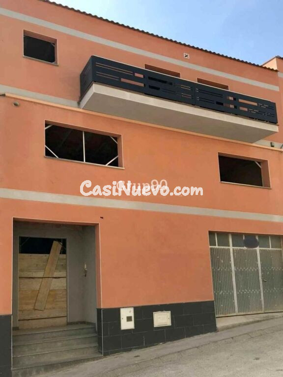 CASA ADOSADA EN ROSSELLÓ