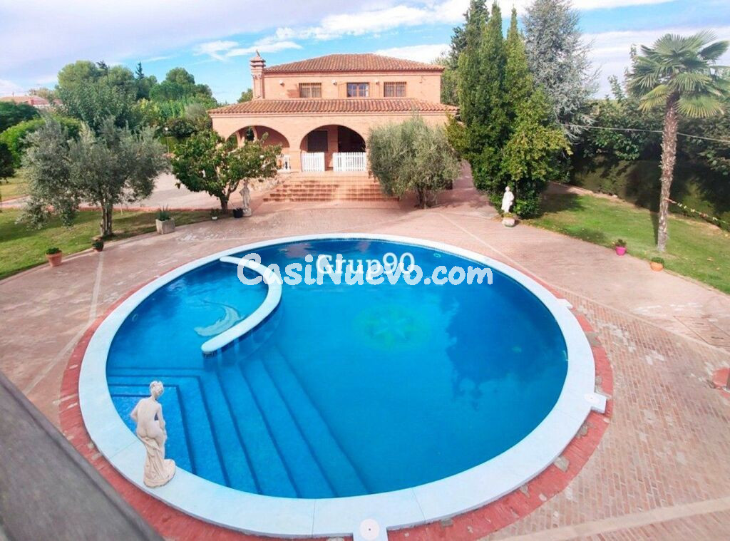 ESPECTACULAR CASA CON PISCINA, BARBACOA  EN PARCELA DE MÁS DE 20.000M2