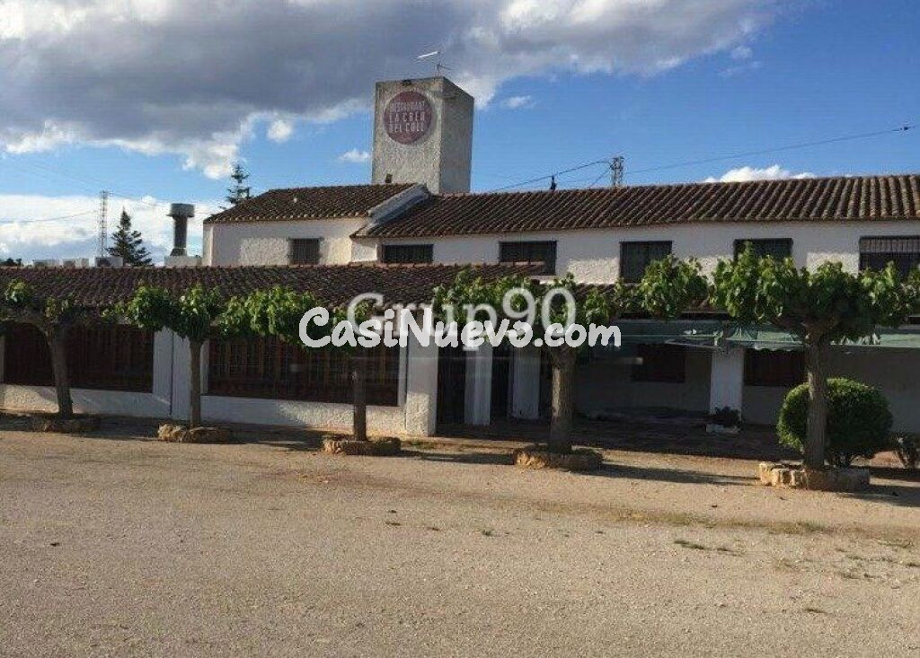 Restaurante masía ubicado a pie de carretera