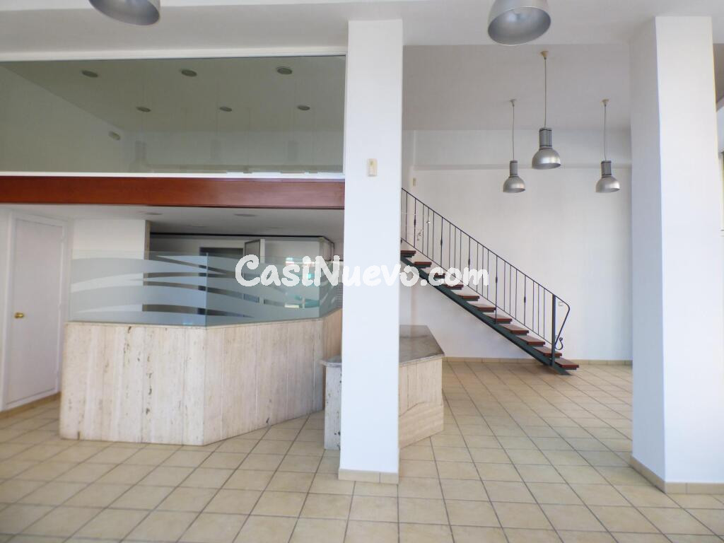 LOCAL TOTALMENTE ESQUINERO CON GRAN APARADOR EN ZONA DE PASO DE MANRESA EN VENTA