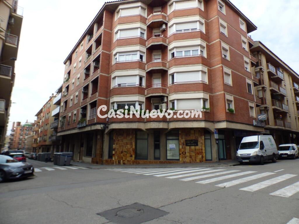 Local comercial esquinero en la zona de Poble Nou