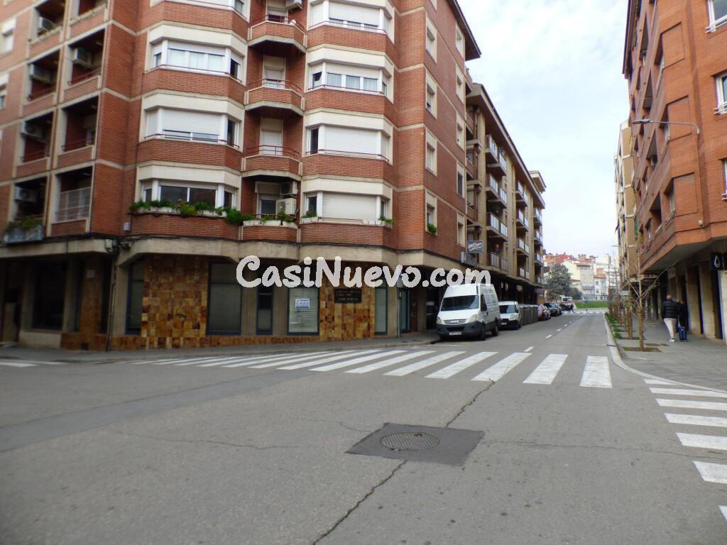 Local comercial esquinero en la zona de Poble Nou