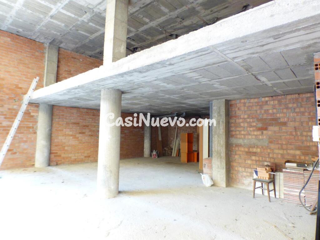 LOCAL EN VENTA CON GRAN APARADOR SITUADO EN UNA ZONA DE PASO DE MANRESA