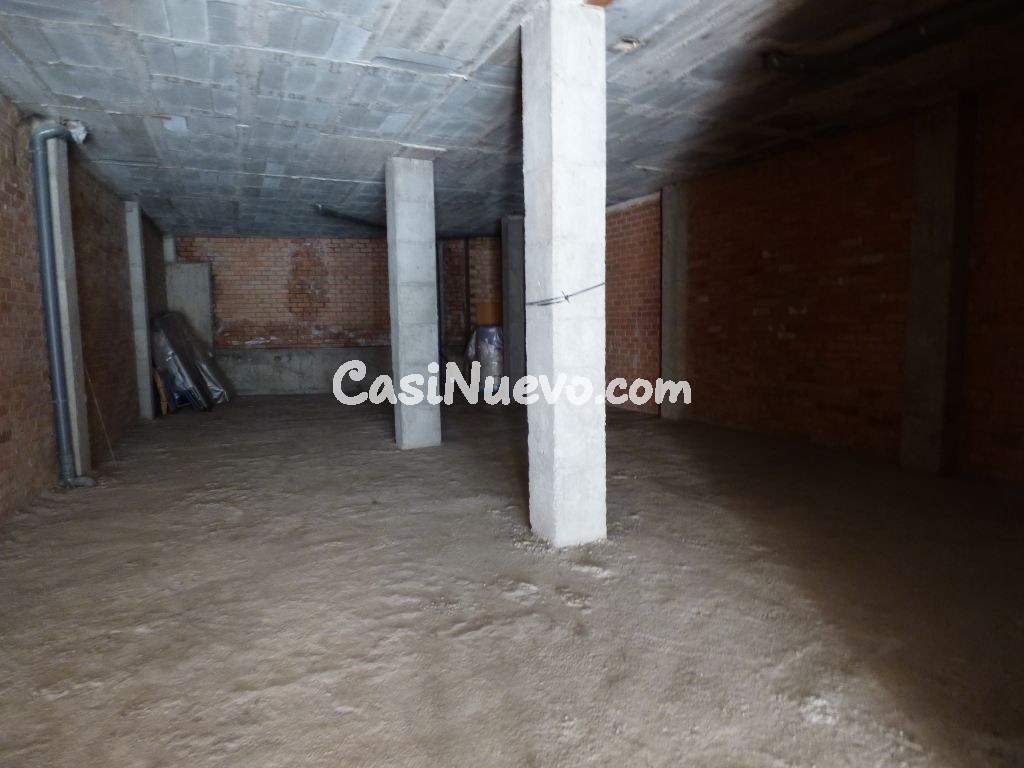 ¡AMPLIO LOCAL COMERCIAL EN VENTA EN MANRESA CON CAPACIDAD PARA 5 COCHES!