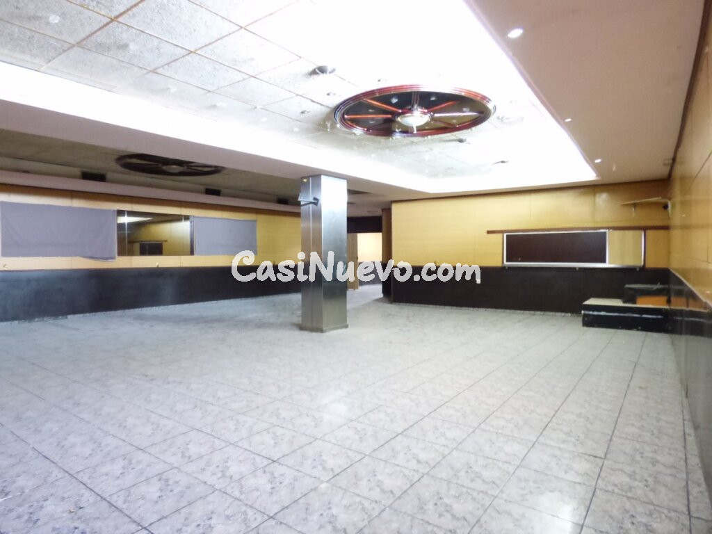 GRAN LOCAL CON DISTINTOS AMBIENTES EN VENTA EN EL CENTRO DE MANRESA.