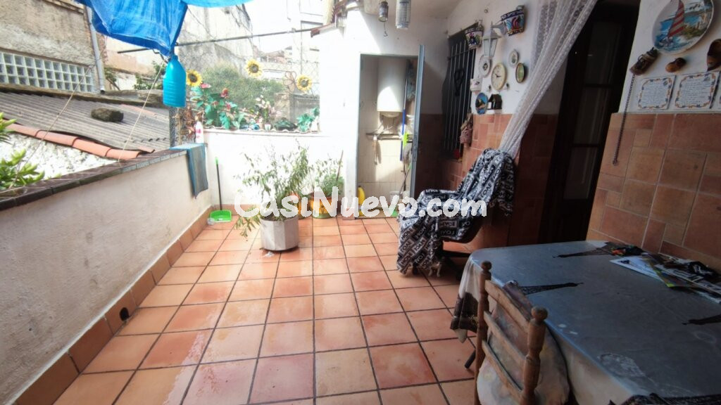 CASA DE TRES PLANTAS EN VENTA DE CUATRO habitaciones CON PATIO Y TERRAZA EN MANRESA.