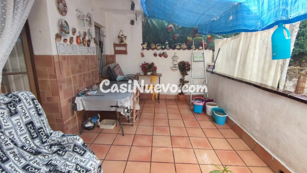 CASA DE TRES PLANTAS EN VENTA DE CUATRO habitaciones CON PATIO Y TERRAZA EN MANRESA.