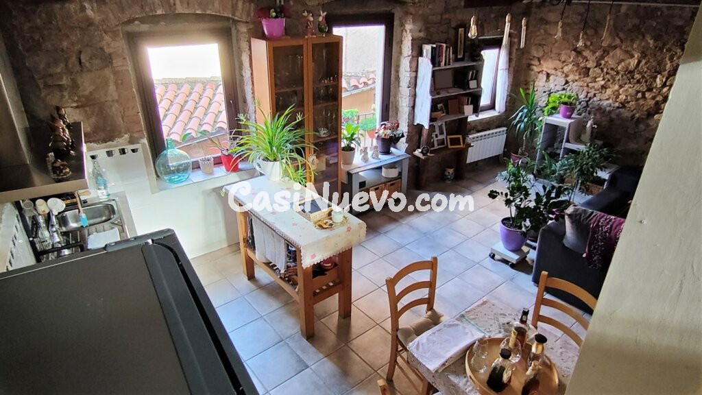 CASA DE TRES PLANTAS UNICA EN SU ESTILO EN VENTA EN EL CENTRO DE SANTPEDOR.