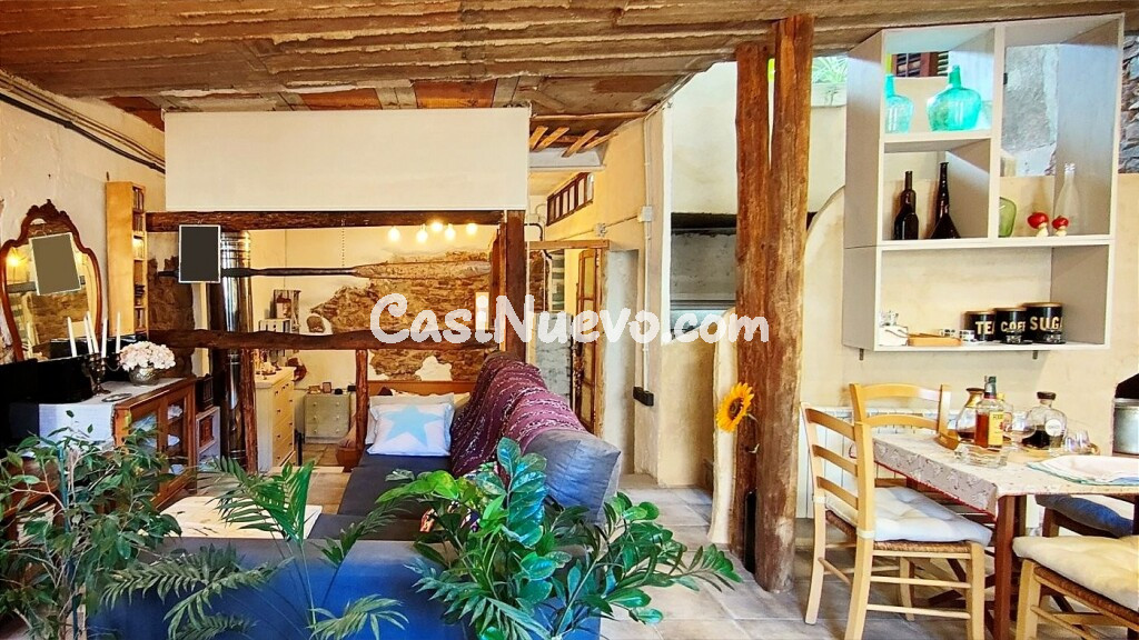 CASA DE TRES PLANTAS UNICA EN SU ESTILO EN VENTA EN EL CENTRO DE SANTPEDOR.