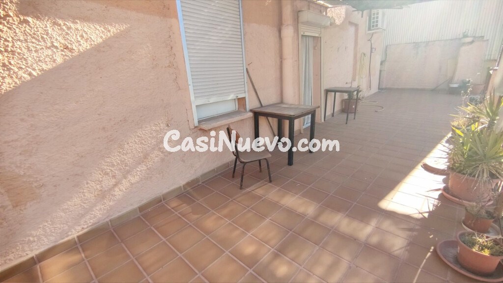 GRAN CASA DE NUEVE habitaciones CON TERRAZA, GARAJE Y LOCAL PARA REFORMAR A LA VENTA EN SANTPEDOR.