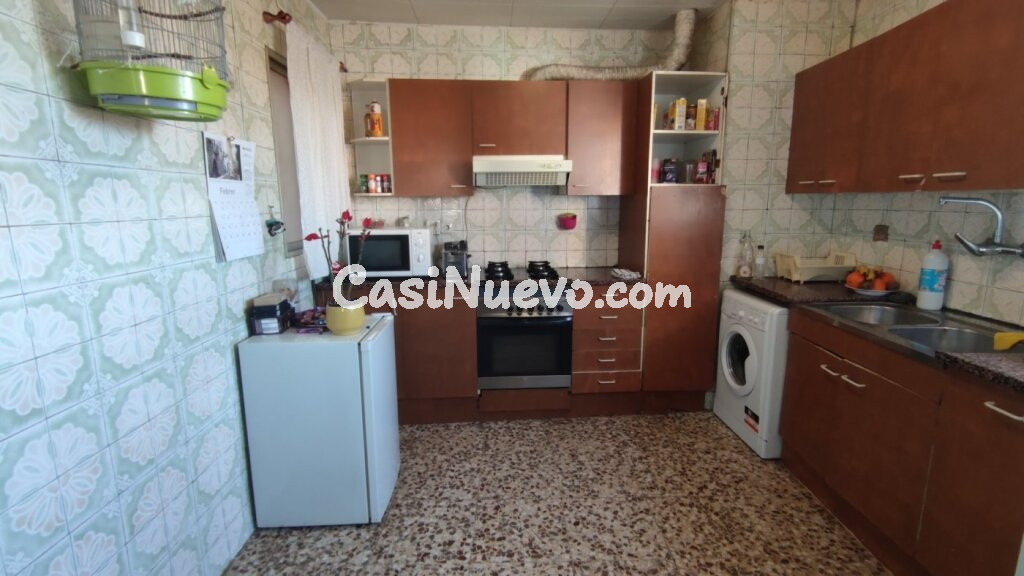 GRAN CASA DE NUEVE habitaciones CON TERRAZA, GARAJE Y LOCAL PARA REFORMAR A LA VENTA EN SANTPEDOR.