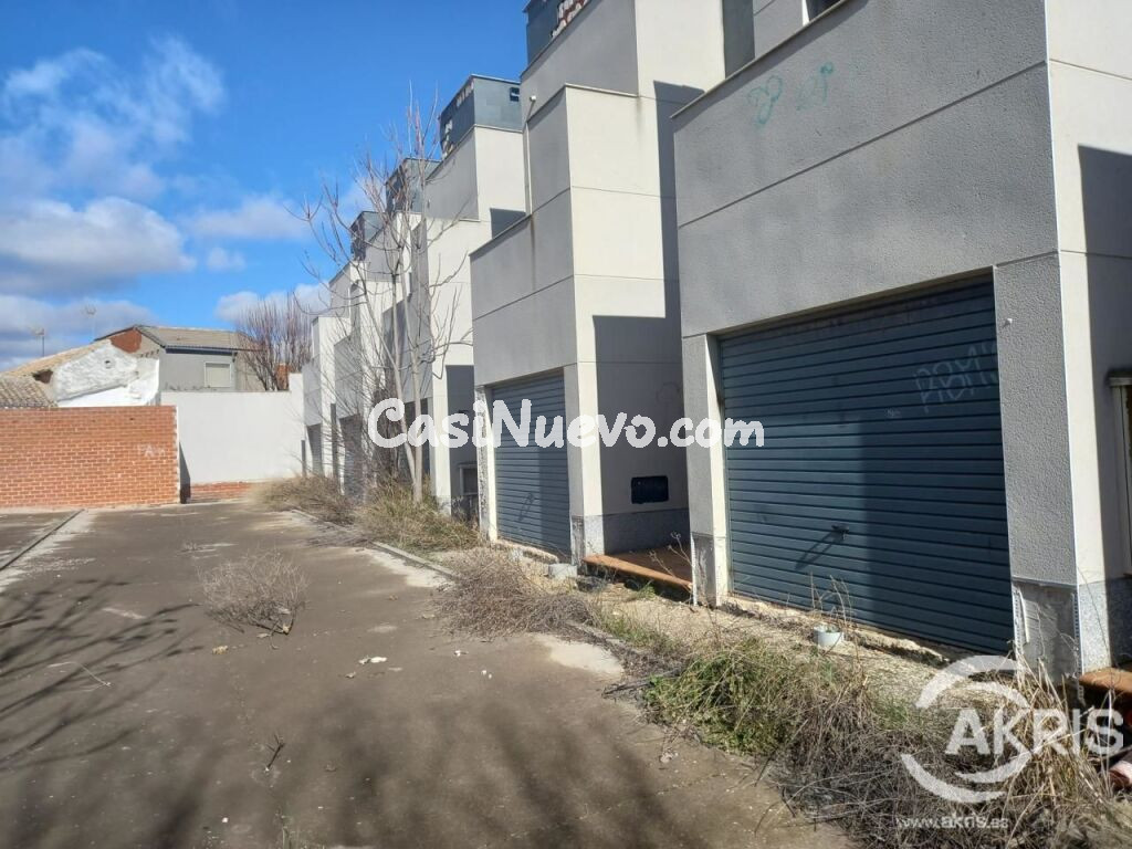 PROMOCIÓN DE CHALETS EN QUERO - CON INCIDENCIAS: OBRA PARALIZADA.