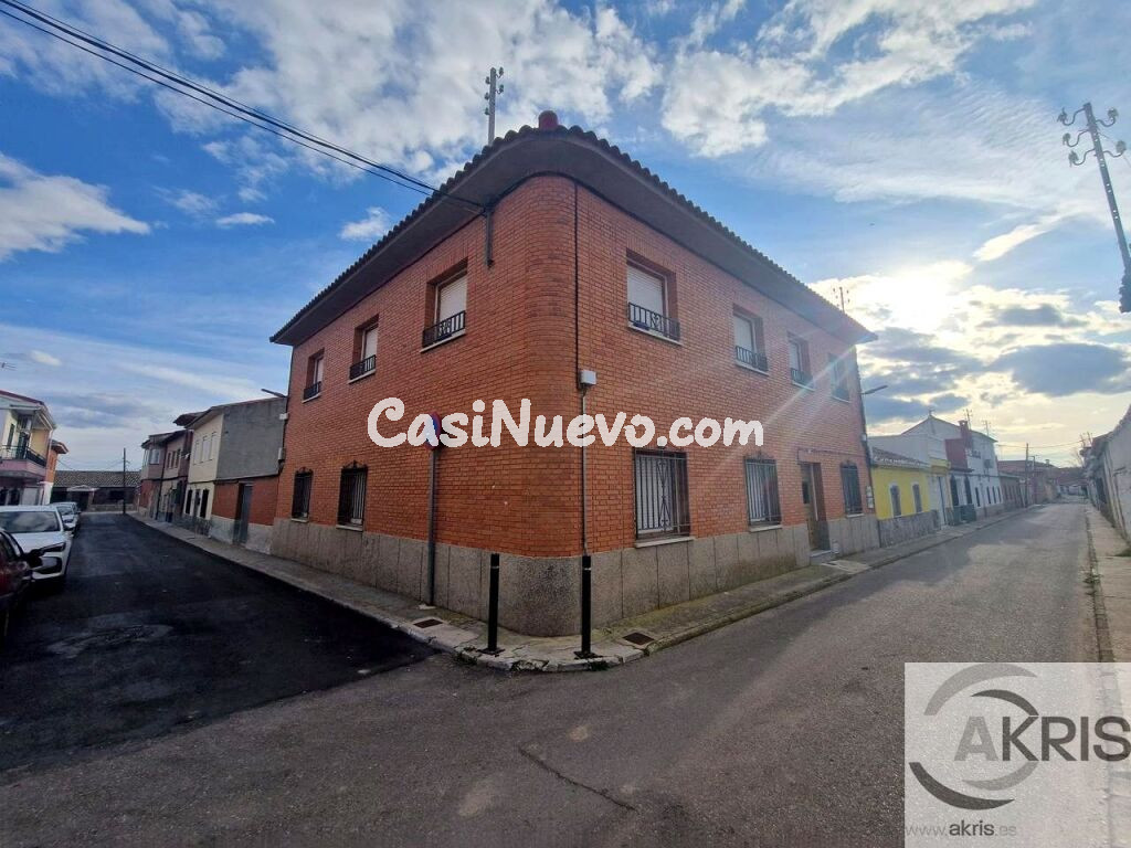 CASA DE ESQUINA MUY BIEN UBICADA!