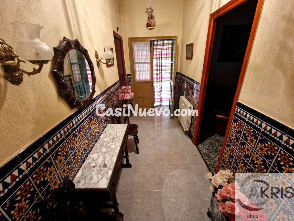 CASA DE ESQUINA MUY BIEN UBICADA!