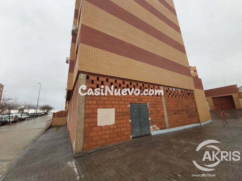 Dos locales + 47 plazas de Parking