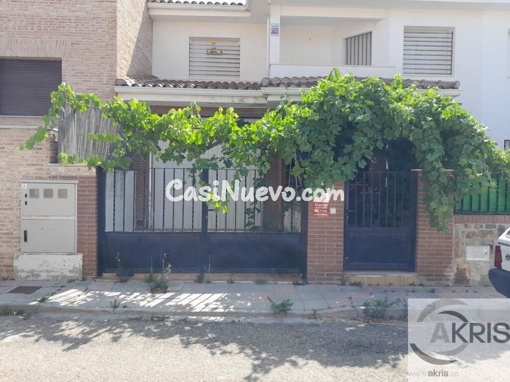 CHALET ADOSADO EN LA POBLACIÓN DE ESQUIVIAS