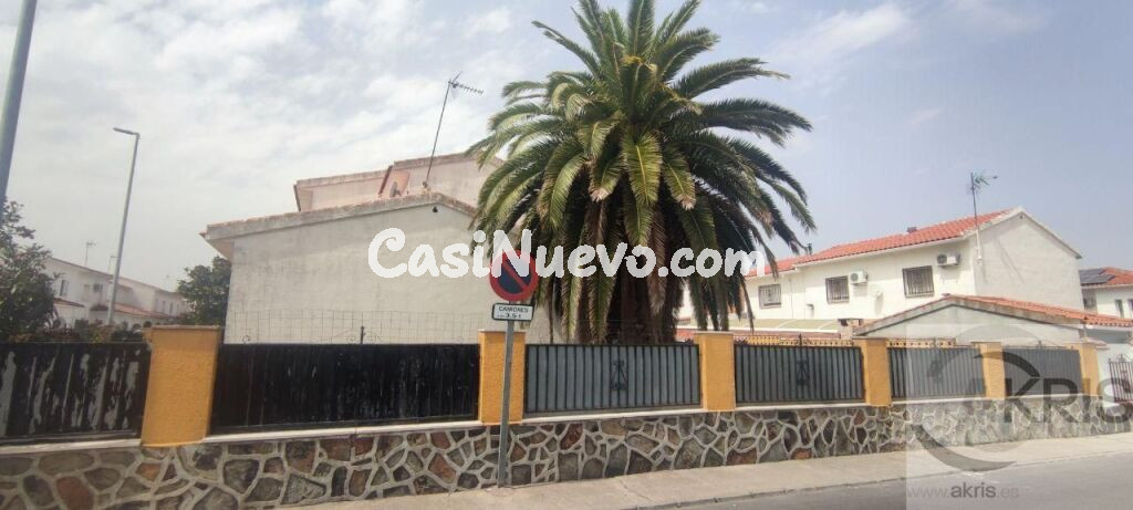 Chalet pareado de esquina con piscina en Cedillo del Condado