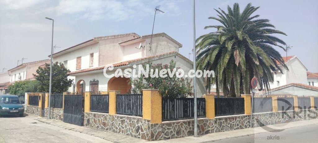 Chalet pareado de esquina con piscina en Cedillo del Condado