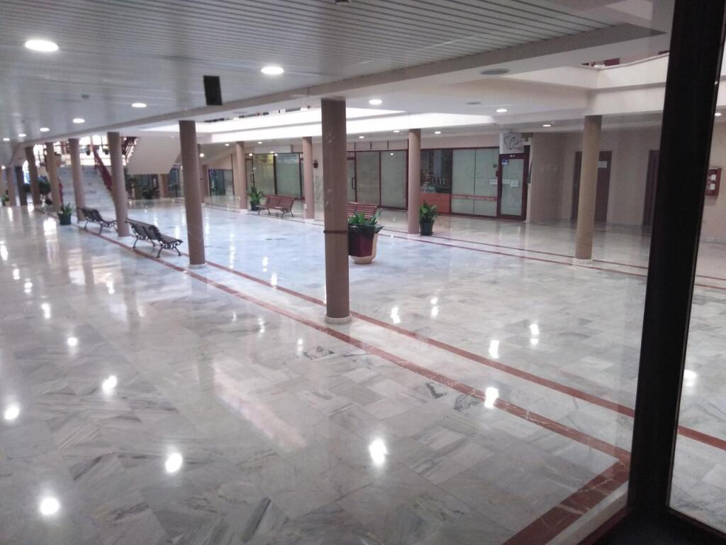 GRAN LOCAL DE 845 m² EN CENTRO COMERCIAL – ENTRADA INDEPENDI
