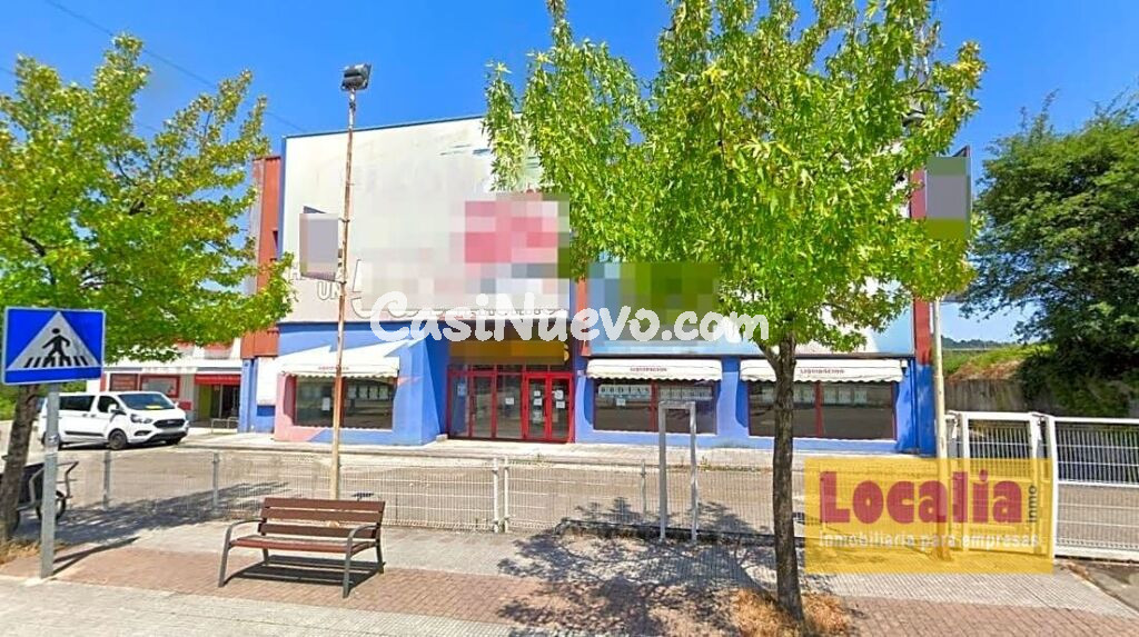 Nave comercial de 1500 m² y aparcamiento de 2000 m² en Guarnizo, Cantabria.