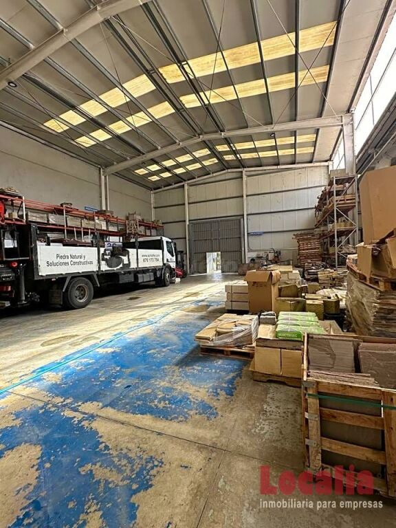 Nave Industrial de 500 m2 en Los Corrales de Buelna - foto 2