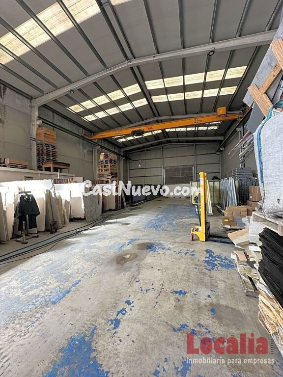 Nave de 1400m2 con edificio comercial en Cantabria