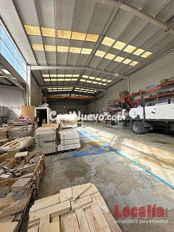 Nave de 1400m2 con edificio comercial en Cantabria