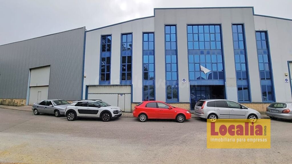 Excelente Nave con amplias oficinas cerca de Santander