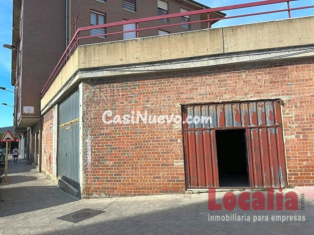 Local comercial con dos entradas en Torrelavega.